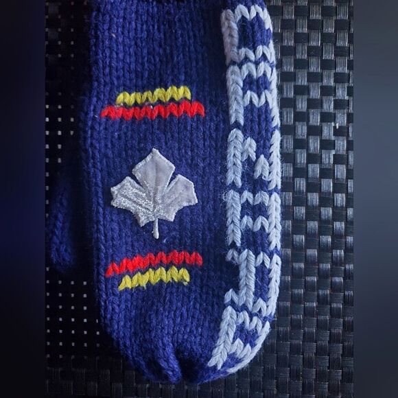 3/$30 - Vintage Canada Mittens - Picture 5 of 6